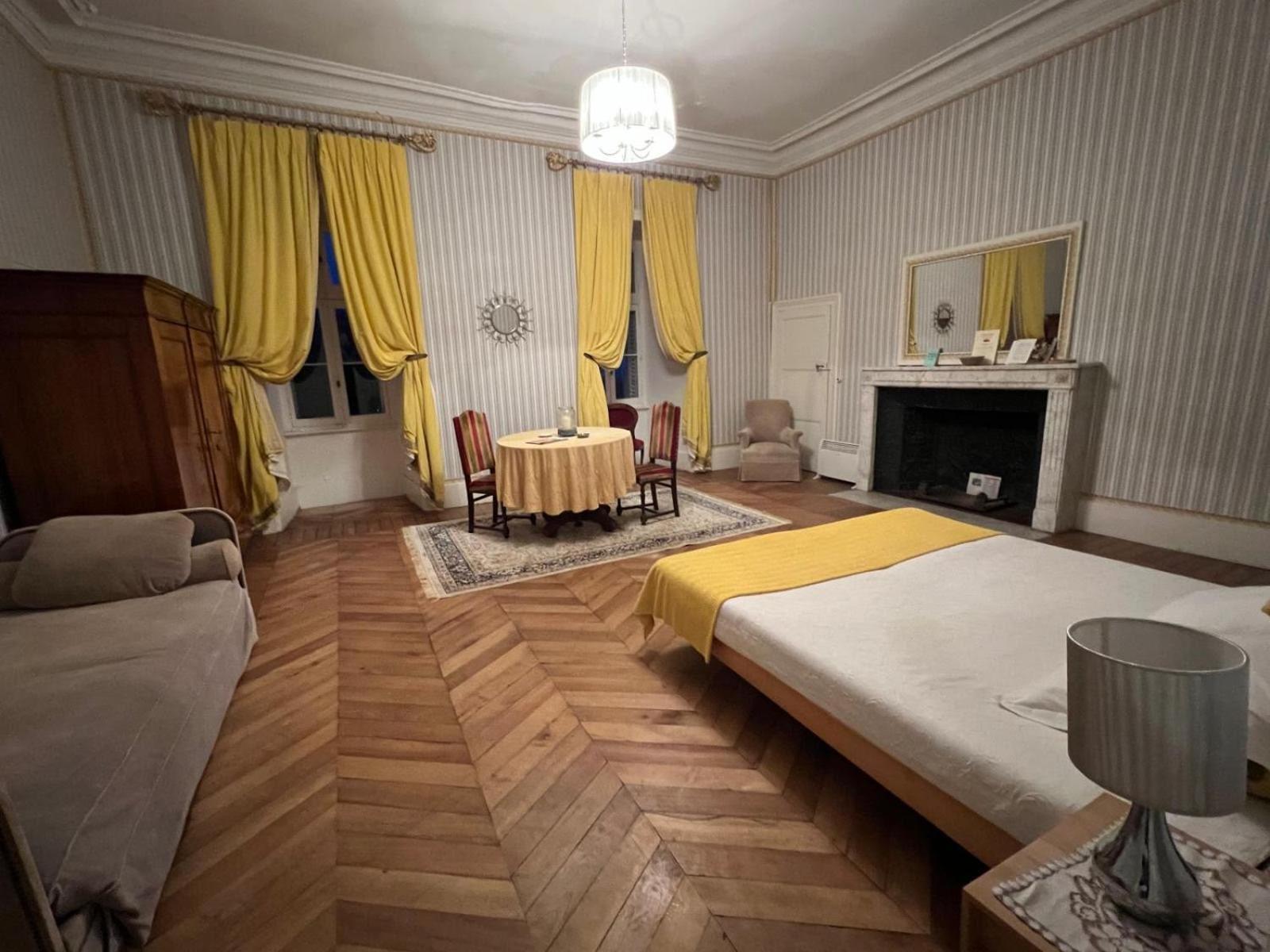 Chateau De Бюссе Экстерьер фото